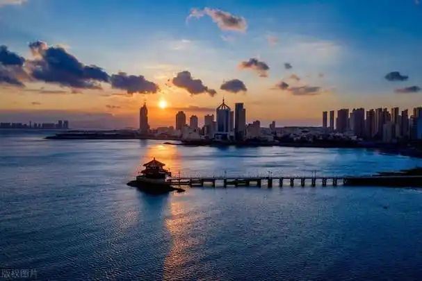 红瓦,绿树,碧海,蓝天辉映出青岛美丽的身姿,赤礁,细浪,彩帆,金沙滩