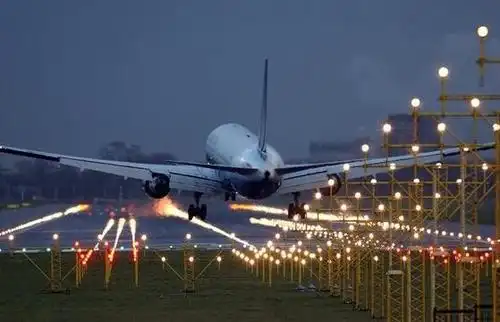 黄小姐告诉记者,根据美亚"万国游踪"旅行险的规定,飞机延误最高赔500