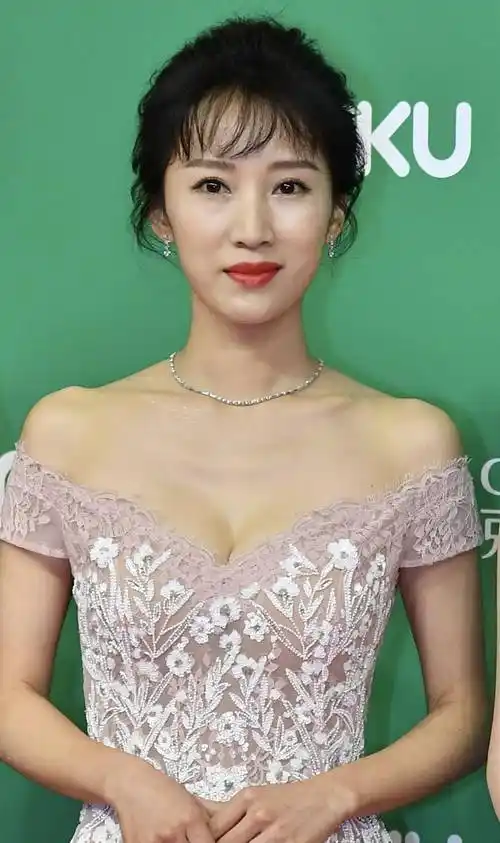 原创35岁李念真会穿裸粉色纱裙大秀凹凸身材巴掌腰真迷人