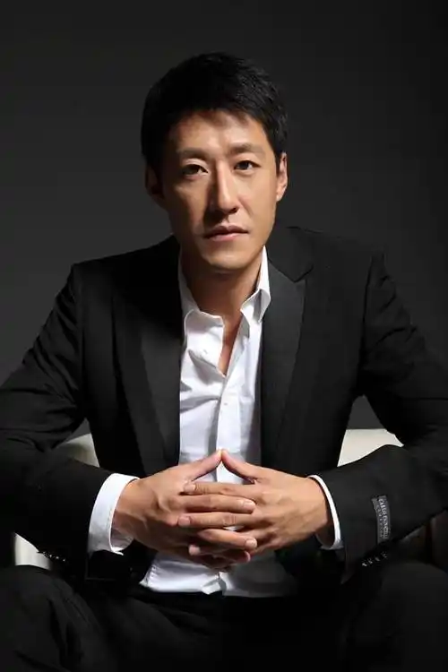 【于震,1975年5月10日出生于中国北京,着名内地男演员,毕业于中央戏剧