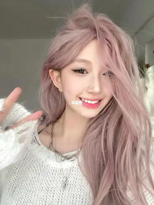 几个度94洋气又温柔,还超级甜美,室外眼光下偏粉紫粉色头发尽显高级