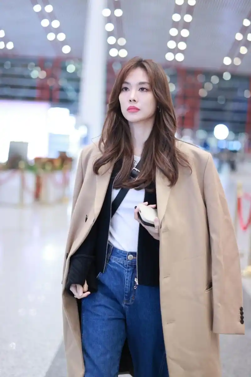 王霏霏一袭驼色大衣披肩现身首都机场,配蓝色牛仔裤格外显眼动人.