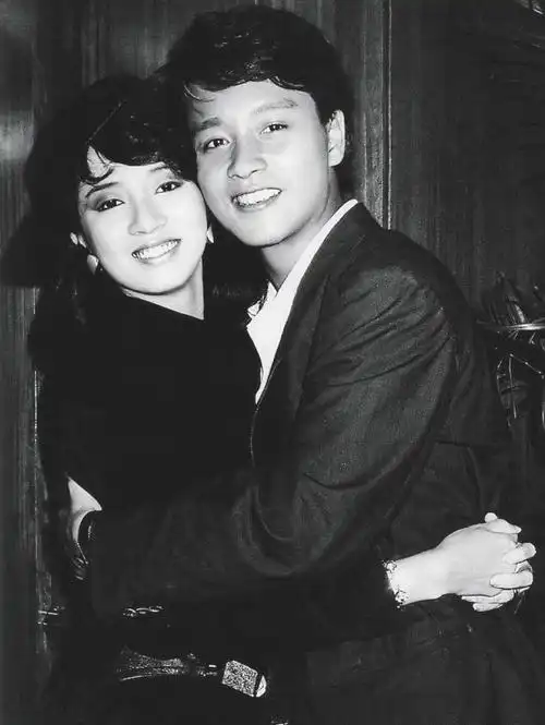 梅艳芳与张国荣热闹中的孤单刘培基记得很清楚,2002年12月6日,罗文尾