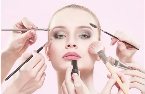 新手学化妆应该掌握的什么知识 去哪里学习化妆美容比较好