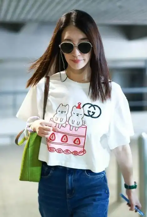 李小冉气质靓丽亮相上海机场穿搭引关注