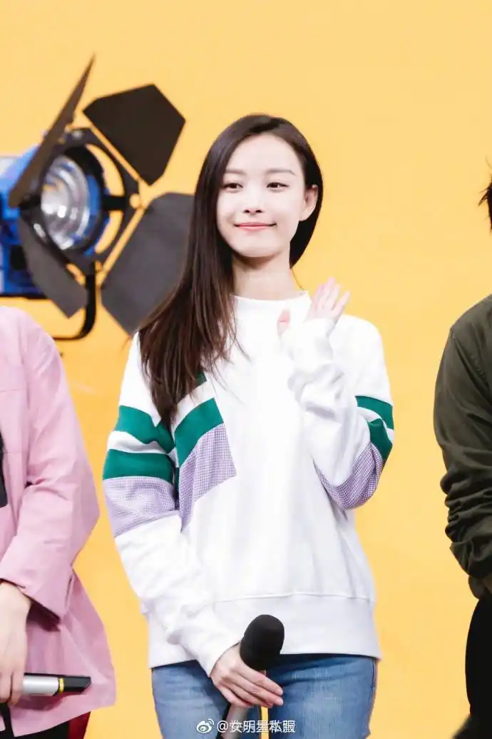 倪妮亮相《快乐大本营》,身穿卫衣和牛仔裤搭配gucci运动鞋,简简单单