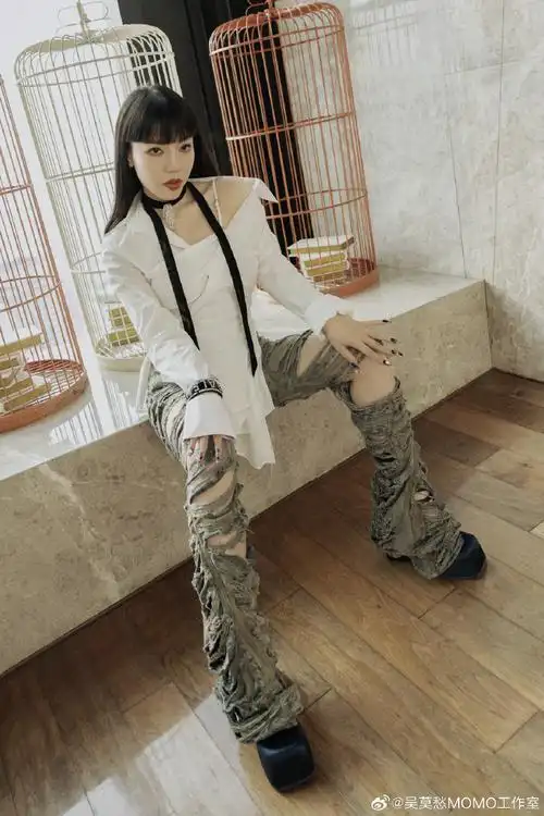 吴莫愁超话季秋的光,照在白色火焰上.是绚烂,是勇气.