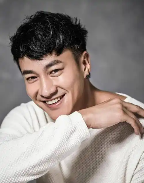 何润东的妻子林姵希(peggy,又名林静仪),她在认识何润东之前,仅仅是