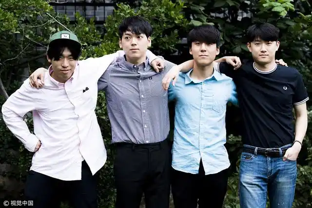 韩国组合boys in the kitchen受访 各摆酷姿青春洋溢