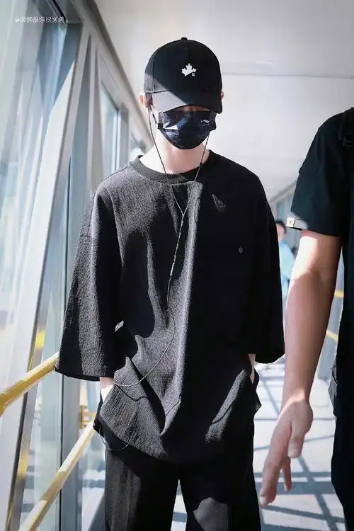 马嘉祺#机场路透96马嘉祺身穿一身黑出发去西安明天节目录制顺肋构