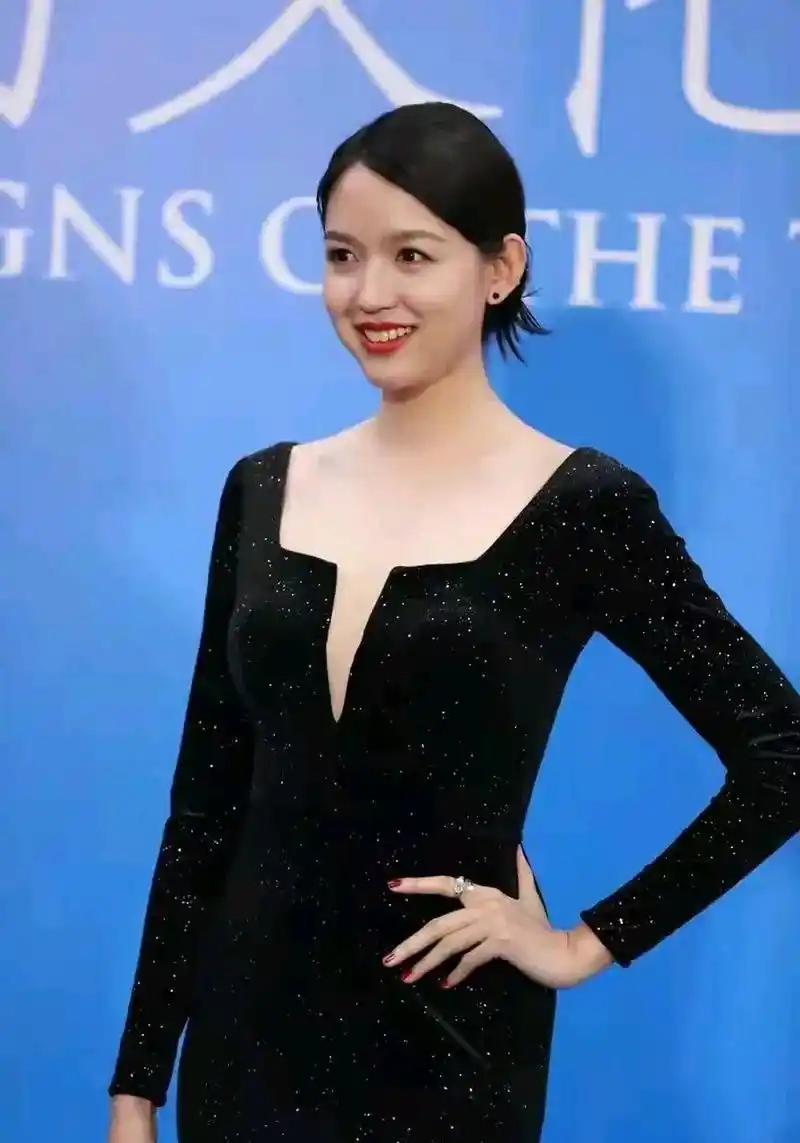 张梓琳才是"完颜女神",穿黑色长裙优雅端庄,越来越耐看!