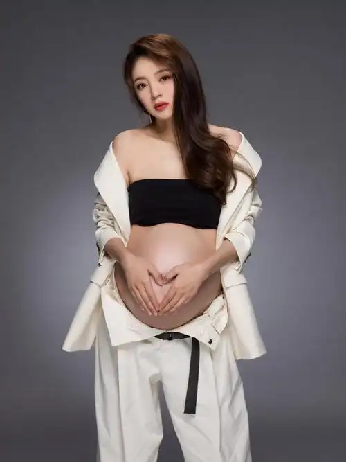 安以轩高调晒出孕肚照穿黑色透视裙风情万种满屏都是魅惑力