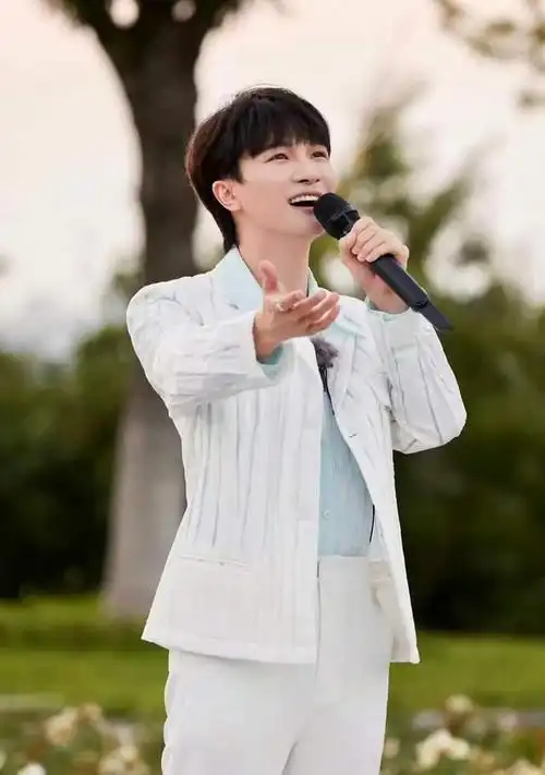 厉害!周深首次进入"歌手排行榜总榜前三",仅次于周杰伦林俊杰