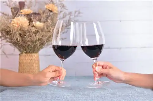 葡萄酒礼仪之如何体面敬酒_葡萄酒知识_进口红酒代理