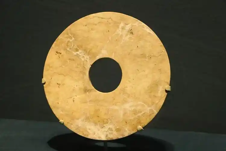 玉璧 良渚文化时期  出土于浙江余杭反山遗址m20  浙江省文物考古研究