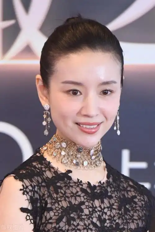 80年的董洁很美