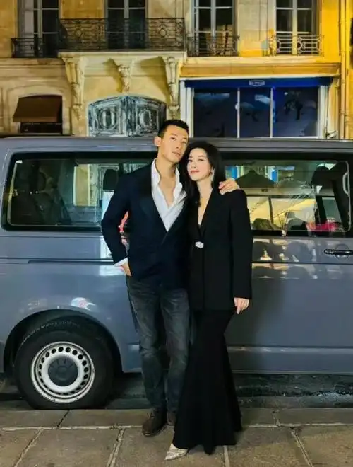 朱珠老公晒带娃日常,因不买冰激凌珠宝与爸爸斗气冷战,大脚抢镜