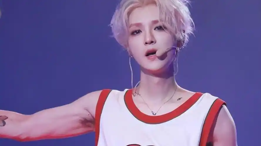 鹿晗在演唱会上穿背心,大秀肌肉线条超抢眼,硬汉味十足拒做伪娘