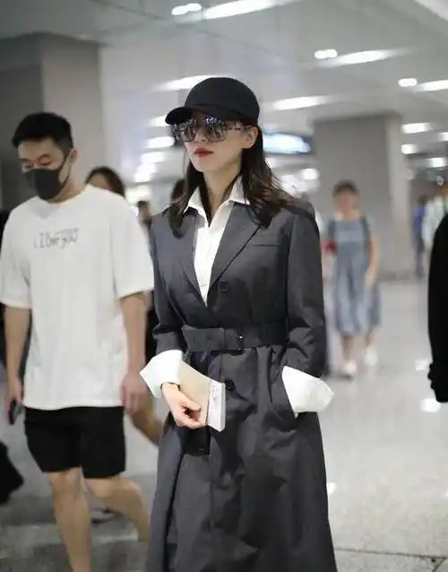 女明星穿风衣走机场,腰带勒出细柳腰,女神就是女神_刘诗诗_味道_感觉