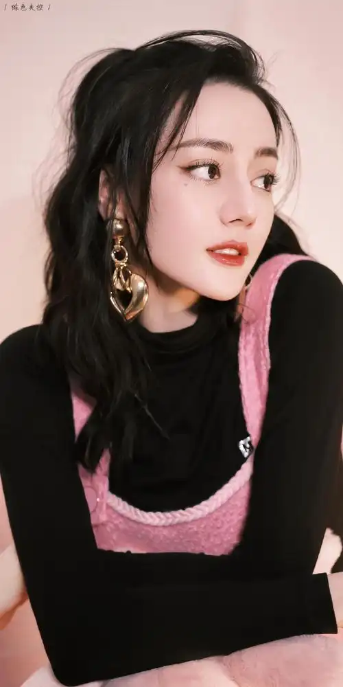 99/ 截修壁纸#迪丽热巴粉色背带裤