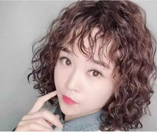 四十岁女生短发洋气卷发发型(2)_卷发发型_西子美发网