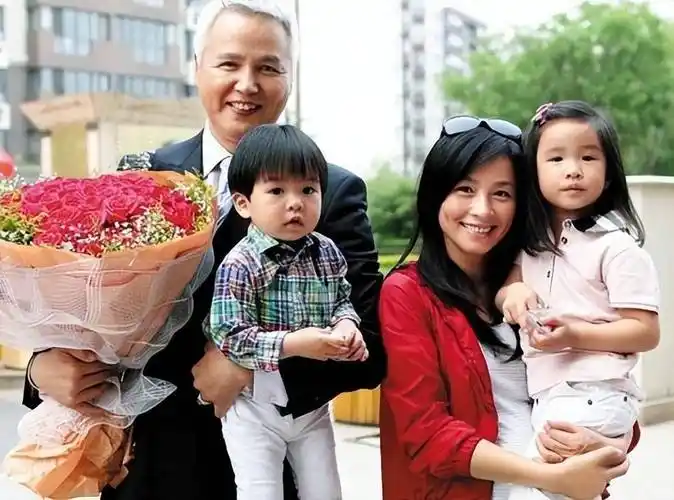 被实锤传销前,为了立自己"带姐妹致富"的人设,张庭和老公林瑞阳曾在