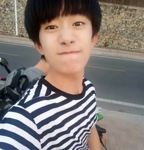 站在树上唱rap打一个字(易烊千玺冷笑话大盘点)