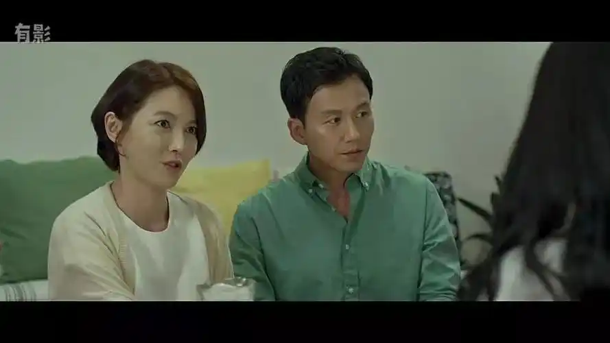 家里来了个年轻貌美的女租客,没想到半夜丈夫就打开了她的门.