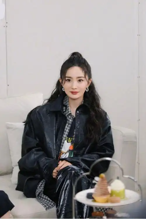 67又被杨幂的帅气穿搭种草了穿中长款皮衣配皮裤时尚度满分