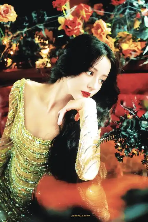 迪丽热巴* 莫奈花园里最艳丽的玫瑰#迪丽热巴鎏金长裙梦回乔晶晶