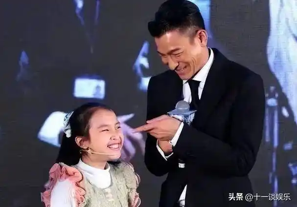 在采访中,一向低调的刘德华谈及女儿的作品时,脸上不禁露出了骄傲与