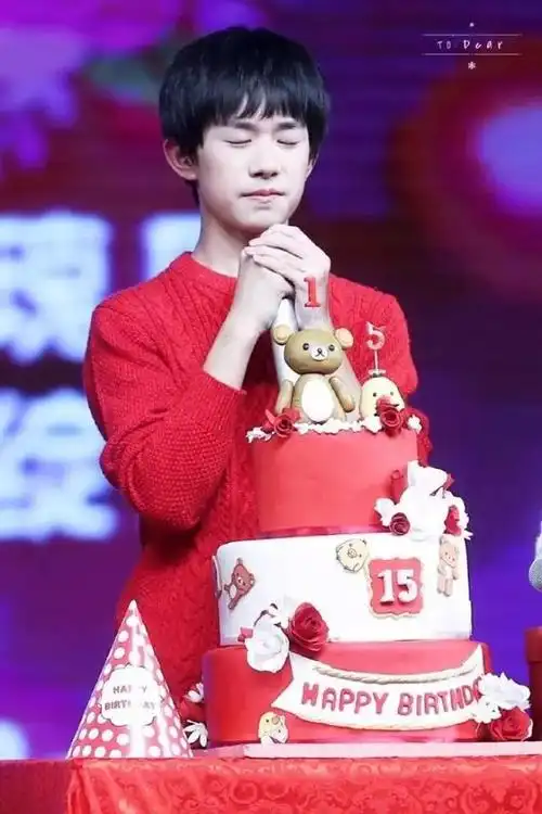 tfboys易烊千玺生日会时尚穿搭帅气十足尽显青春活力