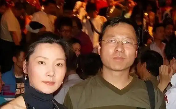 何赛飞和丈夫丁克10年愁坏婆婆35岁高龄产子全家乐开怀