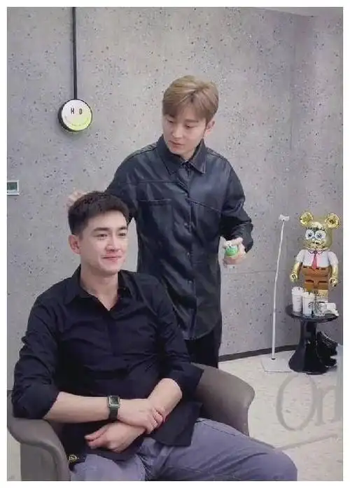 林更新现身理发店做造型面部发福脸挂不住肉生图暴露真实年龄