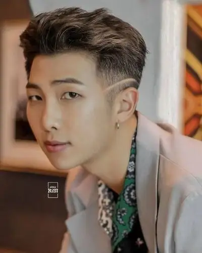 侧边短发的防弹少年果果真的让人眼前一亮