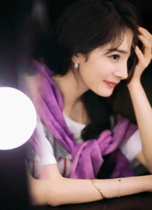 杨幂明日之星花絮照把紫色卫衣当披肩搭配星星短裙太少女了