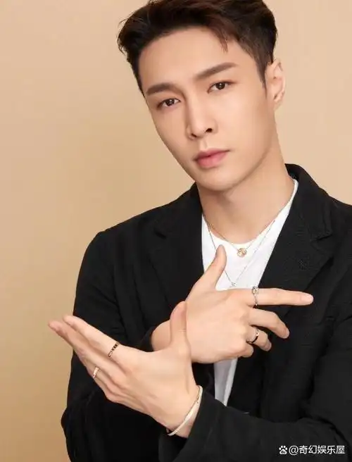 张艺兴现身医院,身体状况引人关注,他的未来将如何?