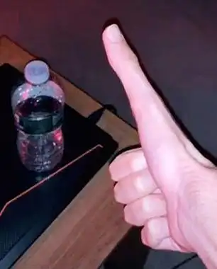 另类特长!美一大学生炫耀近13厘米长大拇指成网络红人