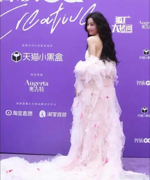 上海这一夜,张新成穿蕾丝束胸,娜扎骨相嶙峋,张馨予风尘味太足