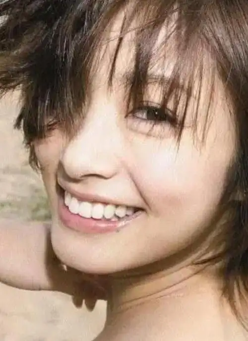 作为对虎牙极致推崇的日本,不少明星都是带着虎牙出道,以亲切感俘获