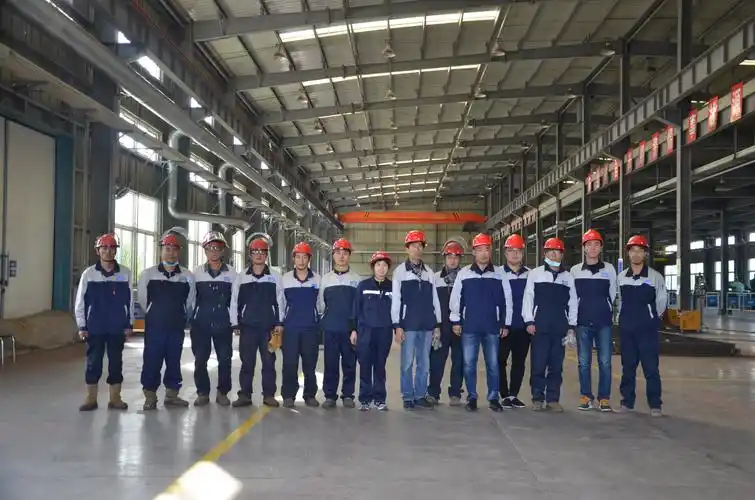制造厂员工合影留念