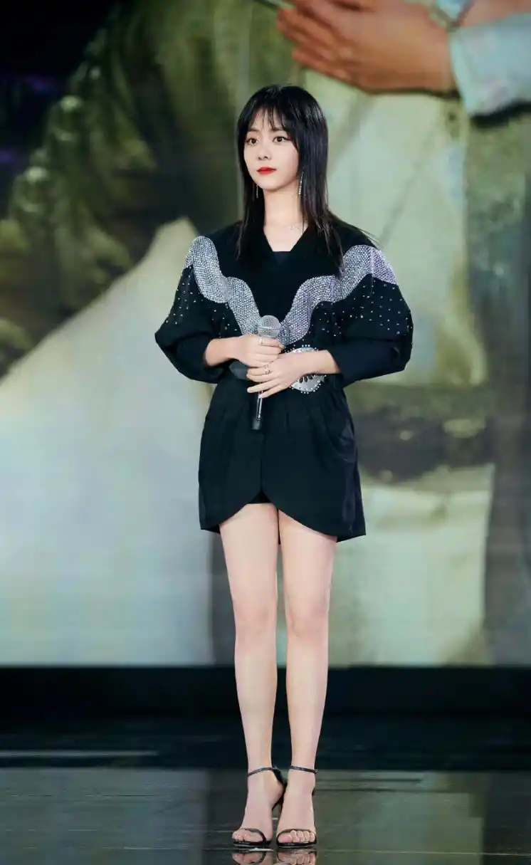 谭松韵# 黑色一字带高跟鞋