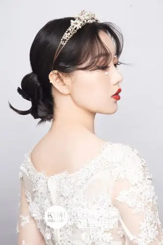 低发髻盘发造型