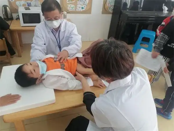 不仅让家长老师及时了解幼儿生长发育及身体状况,同时,也为幼儿园保育