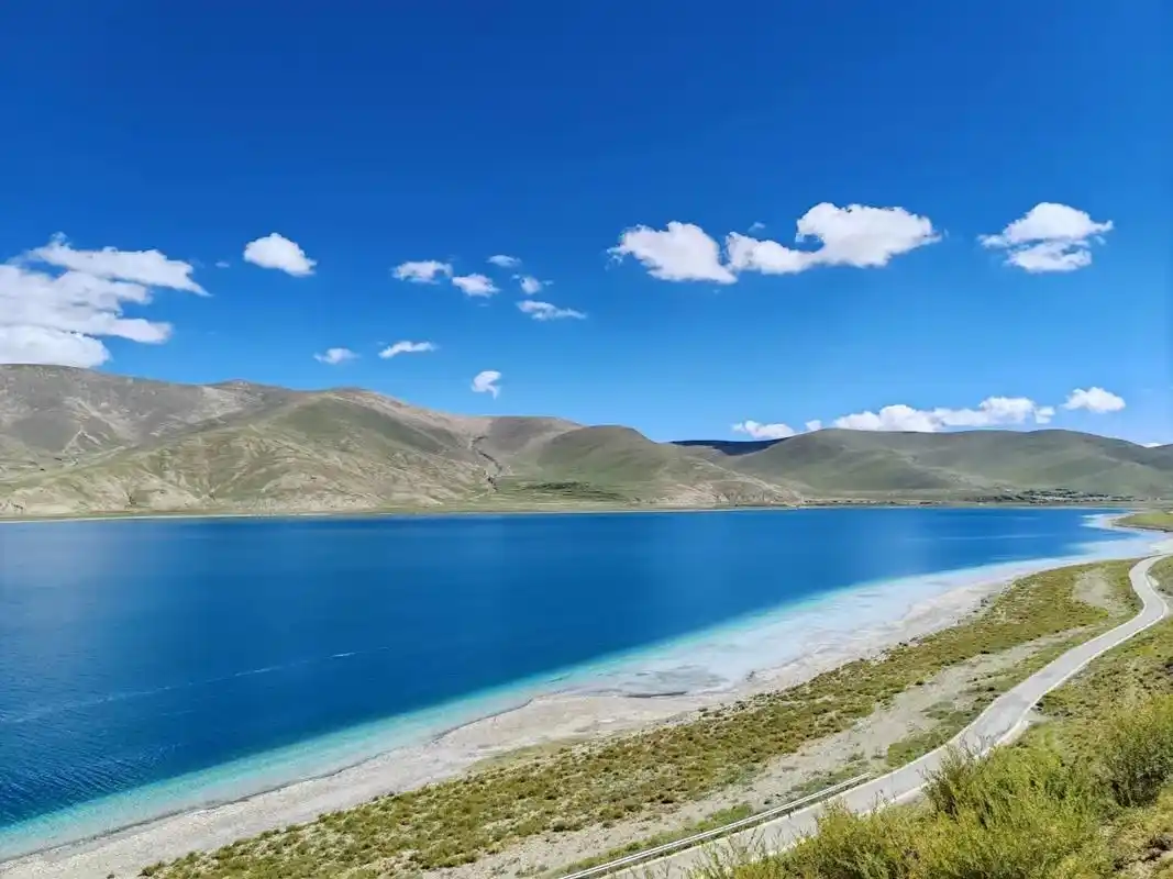 羊卓雍措湖的风景 .羊卓雍措,亦叫羊湖,西藏三大圣湖之一,海 - 抖音