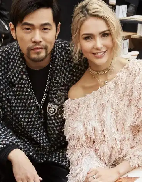 周杰伦昆凌夫妇现身活动,周杰伦干净瘦帅,两人穿着不协调|爱情|甜蜜