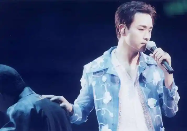 无论在任何一方舞台上,张国荣拿起话筒之后,就从没有辜负过任何一首歌