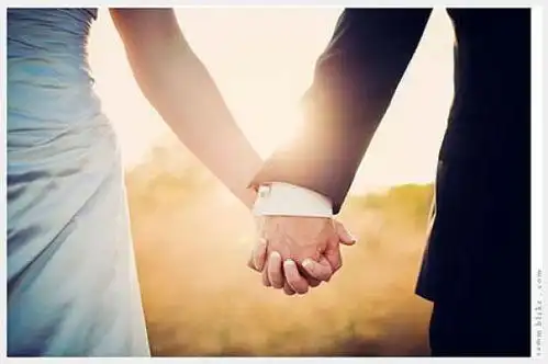 男生主动牵手 十指相扣说明什么 两人能白头偕老吗
