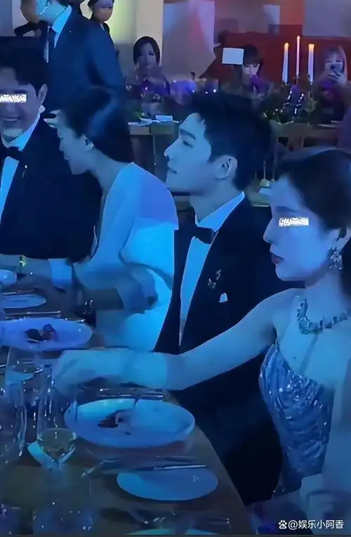 杨洋身穿v领西装,被两位女富豪包围,成为粉丝心中的尊贵偶像.