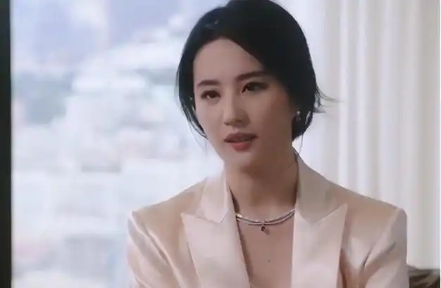 刘亦菲母亲刘晓莉长得比女儿还漂亮两婚两离65岁单身也幸福